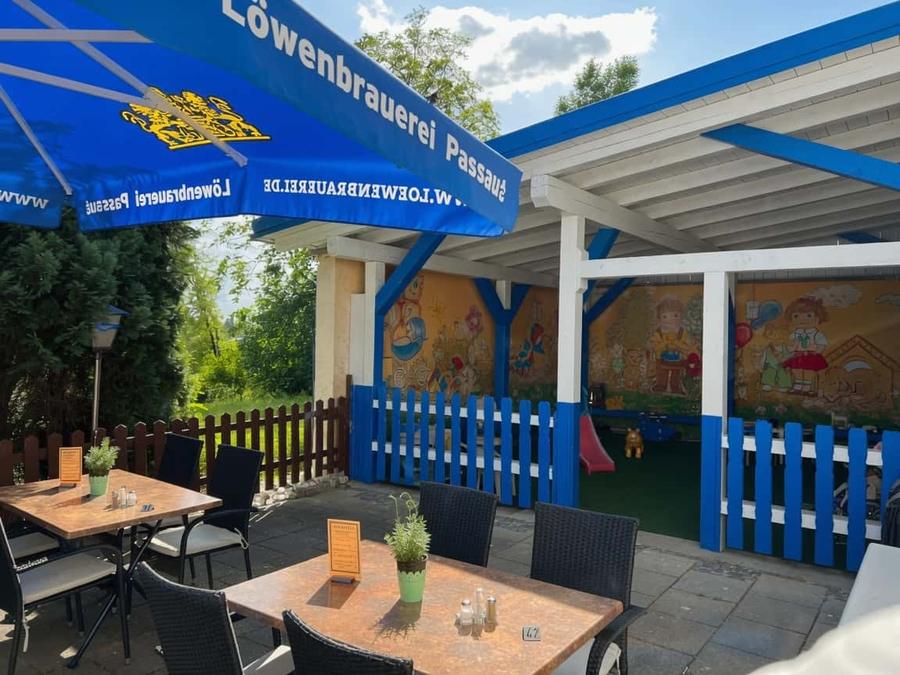 Außenbereich mit Spielplatz